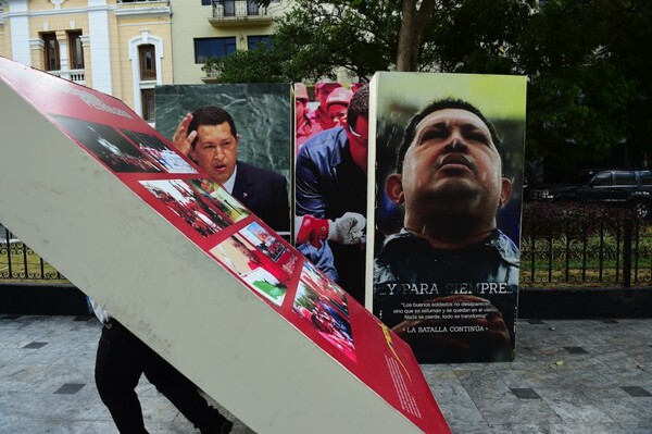 Βενεζουέλα: Η αντιπολίτευση προσπαθεί να εξαφανίσει τα πορτραίτα του Τσάβεζ