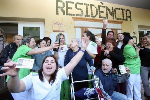 Σε παροξυσμό οι Ισπανοί- Το χριστουγεννιάτικο λαχείο μοίρασε 2,24 δισεκατομμύρια ευρώ σε ολόκληρες πόλεις