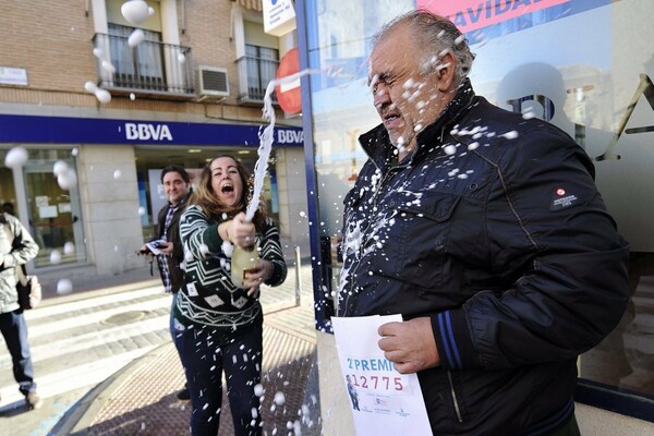 Σε παροξυσμό οι Ισπανοί- Το χριστουγεννιάτικο λαχείο μοίρασε 2,24 δισεκατομμύρια ευρώ σε ολόκληρες πόλεις