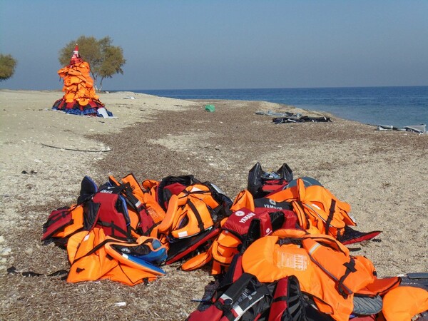 Το Χριστουγεννιάτικο δέντρο από σωσίβια στις ακτές της Λέσβου