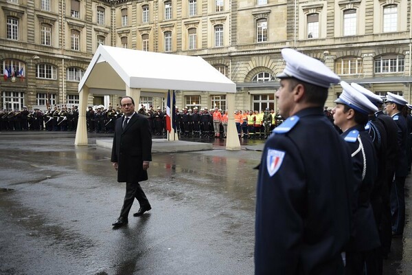 Ολάντ: «Η σοβαρότητα της απειλής απαιτεί να αυξήσουμε ακόμη περισσότερο τη στράτευση μας»