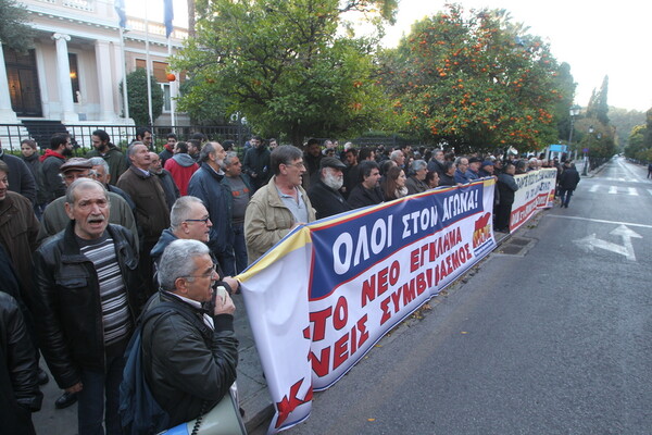 Αιφνιδιαστική συγκέντρωση του ΠΑΜΕ έξω από το Μαξίμου