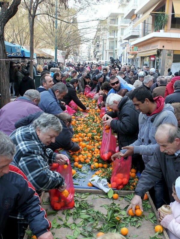 Ουρές και σπρώξιμο για λίγα δωρεάν φρούτα στον Κολωνό