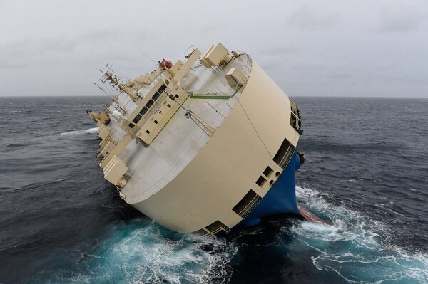 Οι γαλλικές αρχές παλεύουν να ρυμουλκήσουν φορτηγό-πλοίο στον Ατλαντικό με επικίνδυνη κλίση