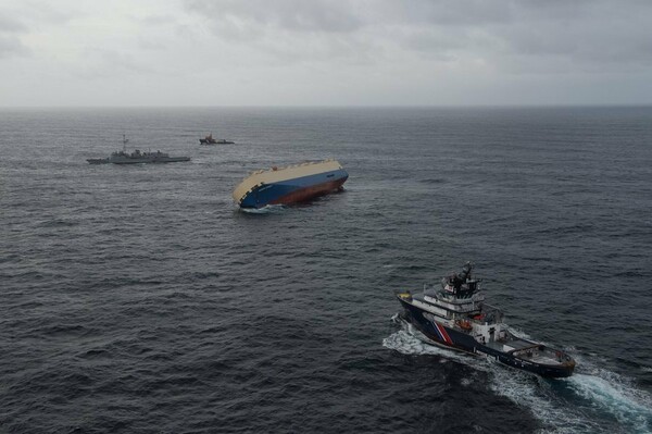 Οι γαλλικές αρχές παλεύουν να ρυμουλκήσουν φορτηγό-πλοίο στον Ατλαντικό με επικίνδυνη κλίση