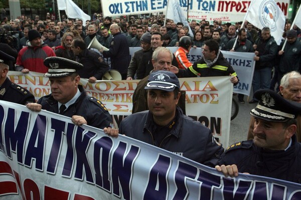 Περίπου 2.500 αστυνομικοί, πυροσβέστες και λιμενικοί στους δρόμους για το Ασφαλιστικό