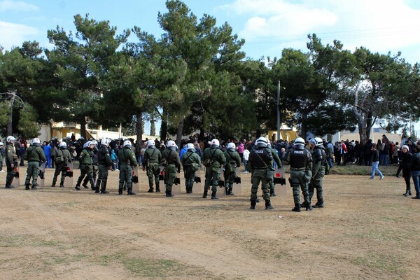 Ένταση και στη Σίνδο από διαμαρτυρόμενους κατά του κέντρου μετεγκατάστασης προσφύγων