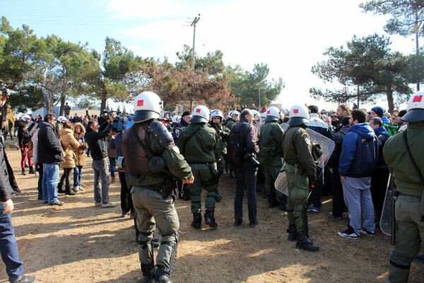 Ένταση και στη Σίνδο από διαμαρτυρόμενους κατά του κέντρου μετεγκατάστασης προσφύγων