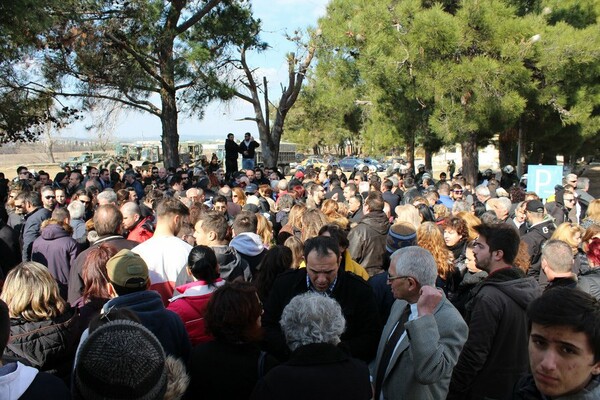 Ένταση και στη Σίνδο από διαμαρτυρόμενους κατά του κέντρου μετεγκατάστασης προσφύγων