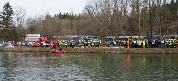 Γερμανία: Τραγικός απολογισμός από τη σύγκρουση των τρένων- Στους 9 οι νεκροί, στους 150 οι τραυματίες