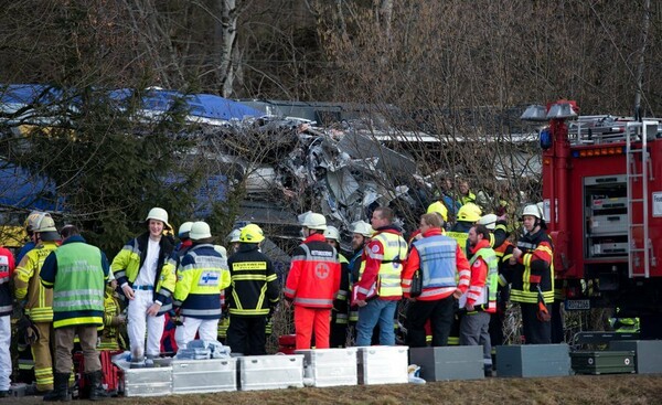 Γερμανία: Τραγικός απολογισμός από τη σύγκρουση των τρένων- Στους 9 οι νεκροί, στους 150 οι τραυματίες