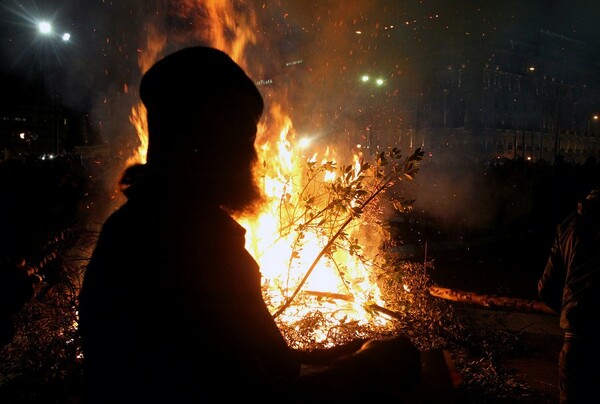 Φωτιές μπροστά από τη Βουλή άναψαν οι αγρότες