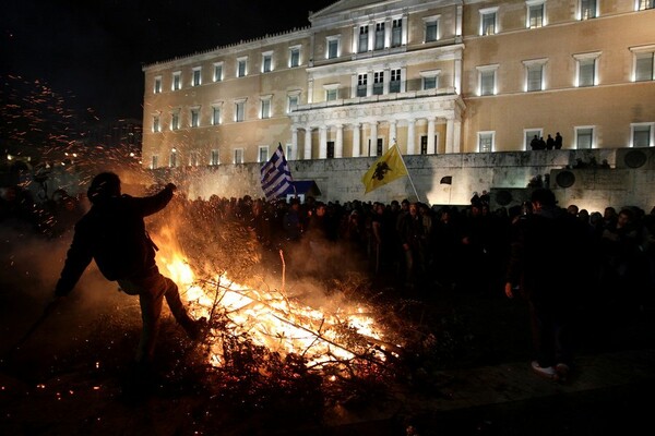 Φωτιές μπροστά από τη Βουλή άναψαν οι αγρότες