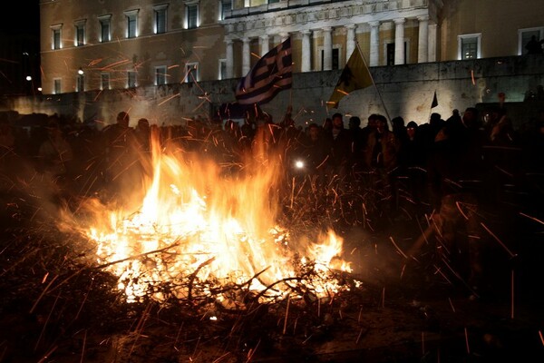 Φωτιές μπροστά από τη Βουλή άναψαν οι αγρότες