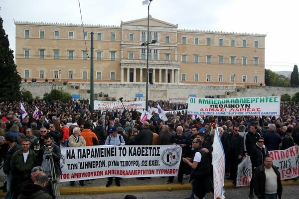 Δεύτερη μέρα πολιορκίας στη Βουλή - Xιλιάδες αγρότες και το ΠΑΜΕ στο Σύνταγμα