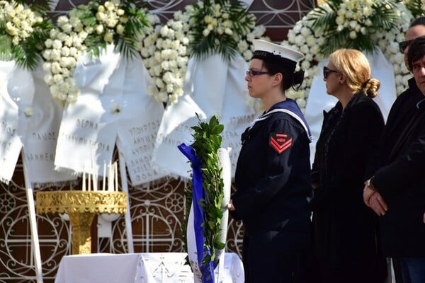 Βαρύ κλίμα συγκίνησης στην κηδεία του υποπλοίαρχου Κωνσταντίνου Πανανά στο Ναύπλιο