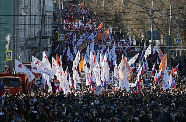 Χιλιάδες Ρώσοι διαδήλωσαν σήμερα για την επέτειο της δολοφονίας Νεμτσόφ