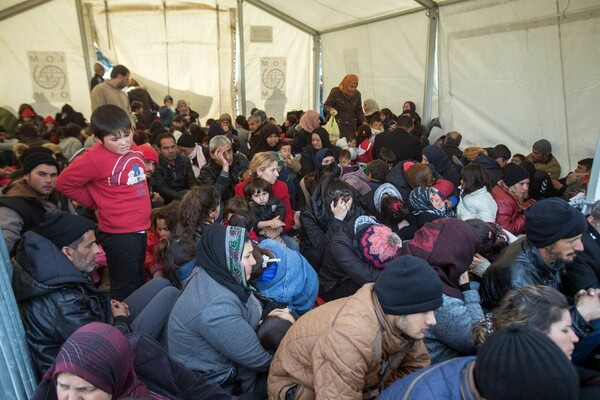 Ειδομένη: Mάχες για ένα σάντουιτς και λίγα φρούτα