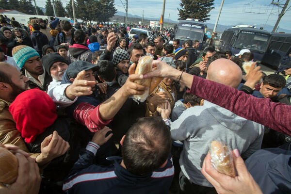 Ειδομένη: Mάχες για ένα σάντουιτς και λίγα φρούτα