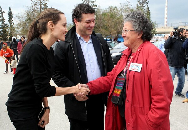 H Αντζελίνα Τζολί στους πρόσφυγες στον Πειραιά