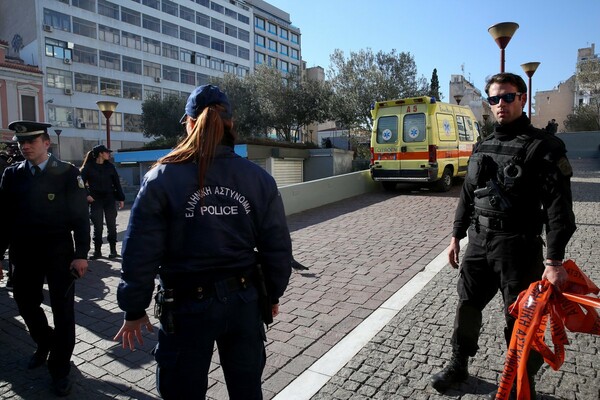 Οι πρώτες φωτογραφίες από το σημείο της αιματηρής συμπλοκής στην πλατεία Θεάτρου στο κέντρο της Αθήνας