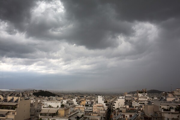 Αλλάζει ο καιρός: Νεφώσεις, τοπικές βροχές και πτώση της θερμοκρασίας