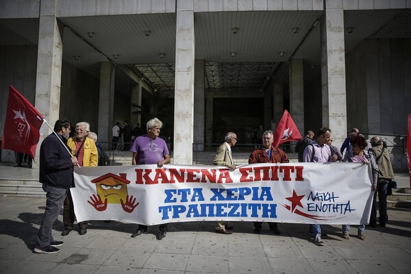 Λαφαζάνης: Όσοι αγωνίζονται δεν απολογούνται- Έξω από τη ΓΑΔΑ για στήριξη και ο Μανώλης Γλέζος