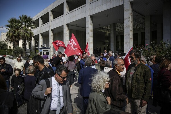 Λαφαζάνης: Όσοι αγωνίζονται δεν απολογούνται- Έξω από τη ΓΑΔΑ για στήριξη και ο Μανώλης Γλέζος