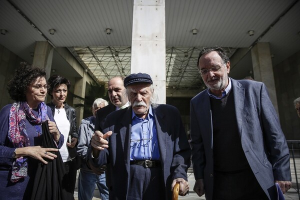 Λαφαζάνης: Όσοι αγωνίζονται δεν απολογούνται- Έξω από τη ΓΑΔΑ για στήριξη και ο Μανώλης Γλέζος