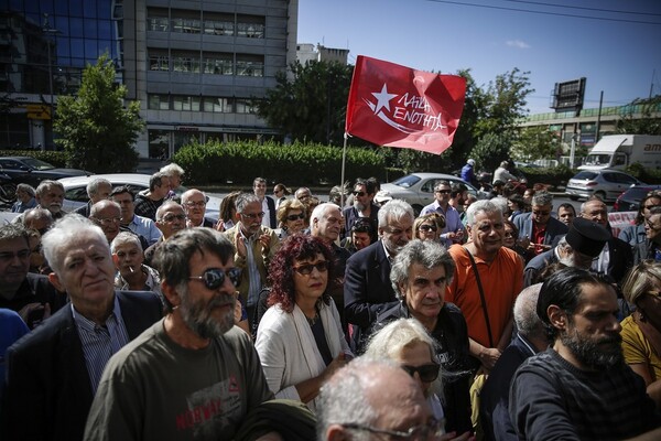 Λαφαζάνης: Όσοι αγωνίζονται δεν απολογούνται- Έξω από τη ΓΑΔΑ για στήριξη και ο Μανώλης Γλέζος