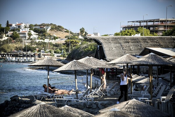 Κατεδαφίζουν αυθαίρετα κτίσματα ξενοδοχείου στην Ανάβυσσο (ΦΩΤΟΓΡΑΦΙΕΣ)