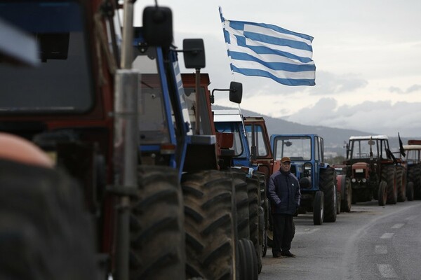 Oι αγρότες παραμένουν στο τελωνείο της Εξοχής