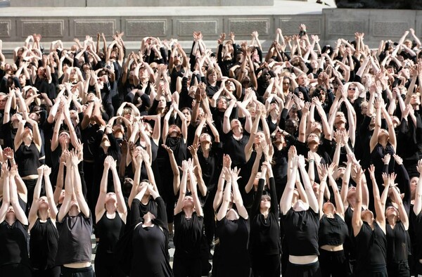 Ο Άκραμ Καν και 700 χορευτές σε μια γιγαντιαίων διαστάσεων χορογραφία στο Παρίσι