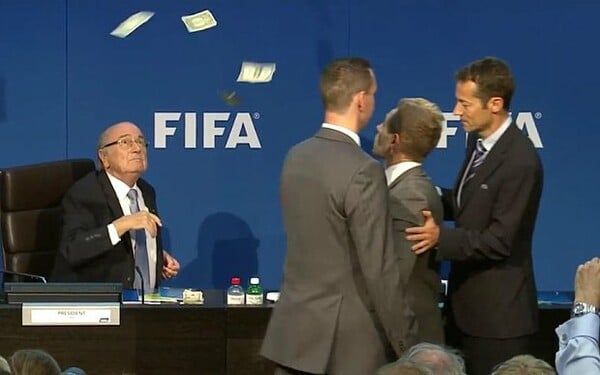 Ακτιβιστής κωμικός λούζει με λεφτά τον πρόεδρο της FIFA, Σεπ Μπλάτερ