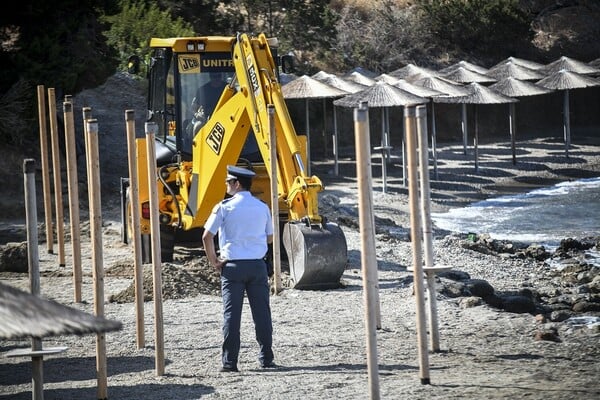 Κατεδαφίζουν αυθαίρετα κτίσματα ξενοδοχείου στην Ανάβυσσο (ΦΩΤΟΓΡΑΦΙΕΣ)