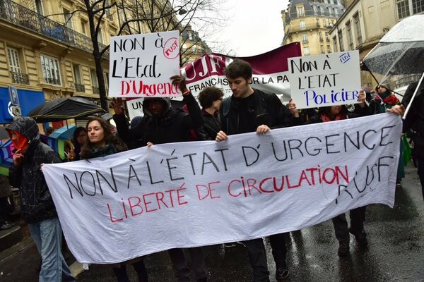 Xιλιάδες Γάλλοι διαδήλωσαν με αίτημα την άρση της κατάστασης εκτάκτου ανάγκης