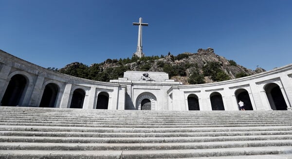 Η Ισπανία ξεκινά τις διαδικασίες εκταφής του Φράνκο από την Κοιλάδα των Πεσόντων