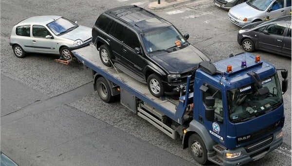 Γερανοί στους δρόμους της Αθήνας για τις λεωφορειολωρίδες