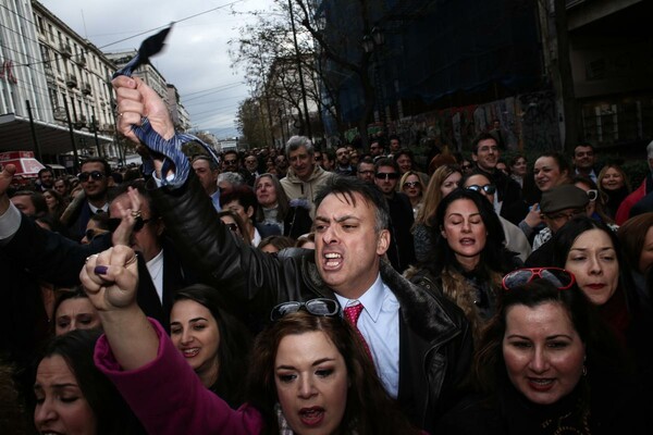 Διαμαρτυρία επιστημόνων και ελεύθερων επαγγελματιών έξω από το υπουργείο Μεταφορών