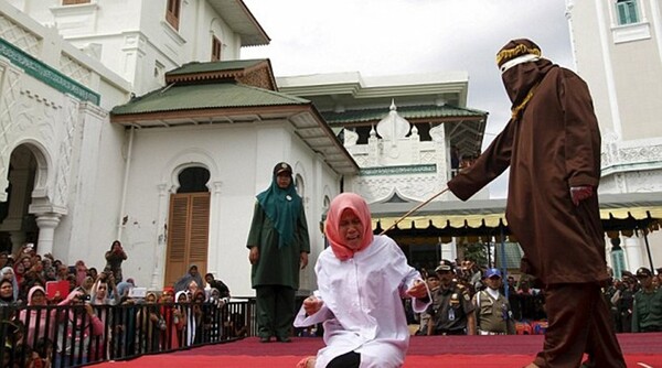 Ινδονησία: Γυναίκα τιμωρείται με ραβδισμούς επειδή "βρέθηκε κοντά σε άνδρα που δεν ήταν ο σύζυγος της"