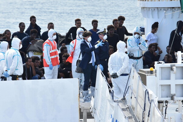 Η Ιταλία απειλεί την ΕΕ με μείωση εισφορών - Στα άκρα η αντιπαράθεση για τους 150 μετανάστες