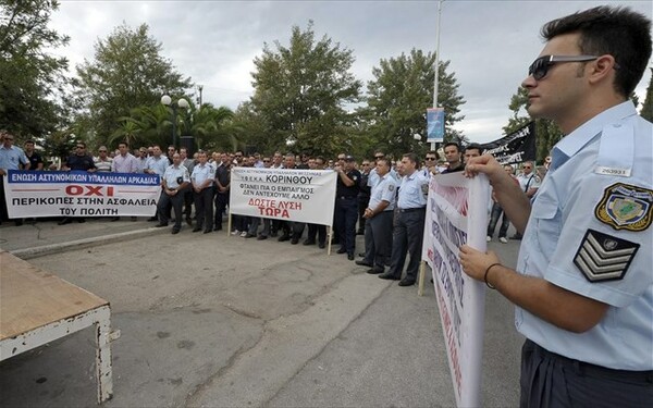 Διαμαρτυρία αστυνομικών έξω από το ΣτΕ