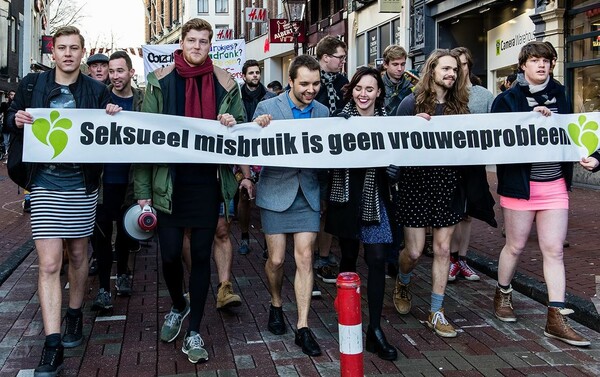 Eκατοντάδες άντρες στην Ολλανδία διαδήλωσαν με μίνι φούστες κατά των σεξουαλικών επιθέσεων σε γυναίκες