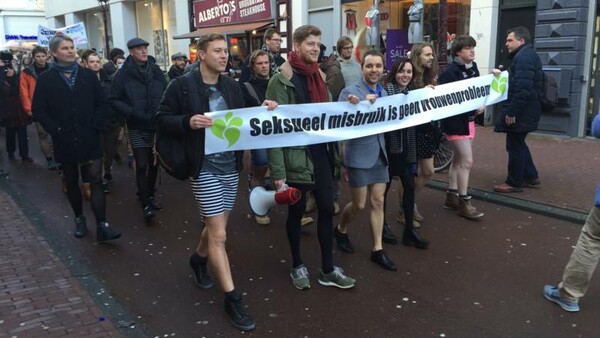 Eκατοντάδες άντρες στην Ολλανδία διαδήλωσαν με μίνι φούστες κατά των σεξουαλικών επιθέσεων σε γυναίκες