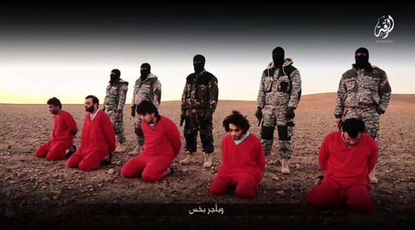 Το Ισλαμικό Κράτος έδωσε στη δημοσιότητα βίντεο με πέντε εκτελέσεις και απειλές εναντίον της Βρετανίας