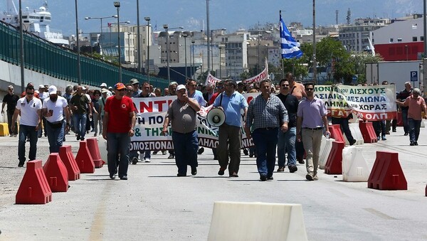 Απέκλεισαν τα γραφεία του ΤΑΙΠΕΔ-Διαμαρτυρία των εργαζομένων σε ΟΛΠ και ΟΛΘ έξω από το Χρηματιστήριο