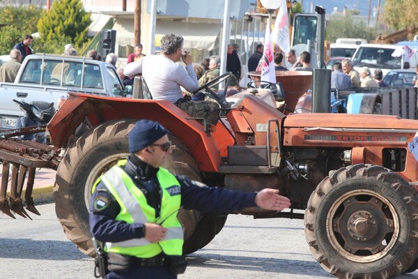 Έκλεισαν τα διόδια του Ισθμού οι αγρότες