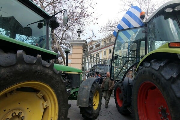 Tέλος και το μπλόκο στις Μικροθήβες-Αποχωρούν οι αγρότες