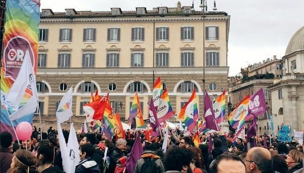 Xιλιάδες άνθρωποι διαδήλωσαν στην Ρώμη με αίτημα την πλήρη αναγνώριση των δικαιωμάτων των ομοφυλόφιλων