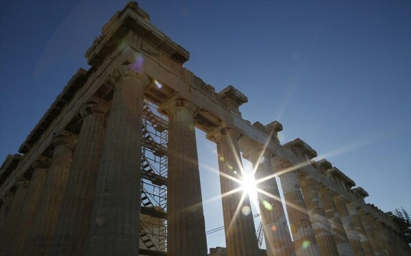 Λίγες νεφώσεις και ομίχλη το πρωί